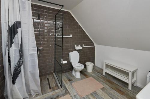 フォニョードにあるMihelyünk Apartmanのトイレとシャワー付きのバスルーム