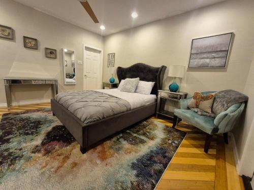 een slaapkamer met een bed, een bank en een stoel bij Central - 2 Pools BBQ Jacuzzi Bath in Phoenix