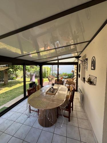 a dining room with a table and chairs at La casa d 'Alma in Les Sables-dʼOlonne