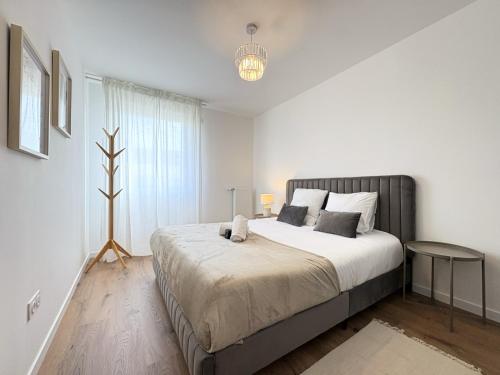 une chambre avec un grand lit et une fenêtre dans l'établissement Le Saphir Disney 8mn Gare 7min PARIS Parking x2, à Chessy