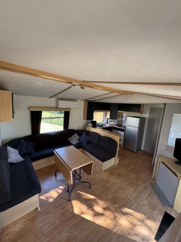 un salon avec un canapé et une table dans l'établissement Bungalow au calme, à Prunelli-di-Fiumorbo