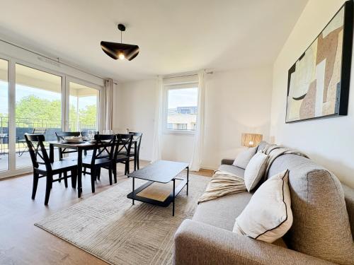 un salon avec un canapé et une table dans l'établissement Le Saphir Disney 8mn Gare 7min PARIS Parking x2, à Chessy