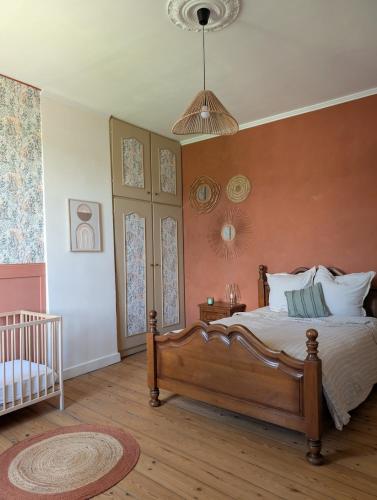 una camera con un letto e una culla di Maison au coeur du vignoble a Loupiac-de-Cadillac