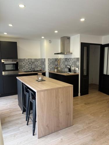 une cuisine avec un îlot en bois au milieu dans l'établissement Super T2 Rénové Aperçu Mer Toutes Commodités, à Antibes