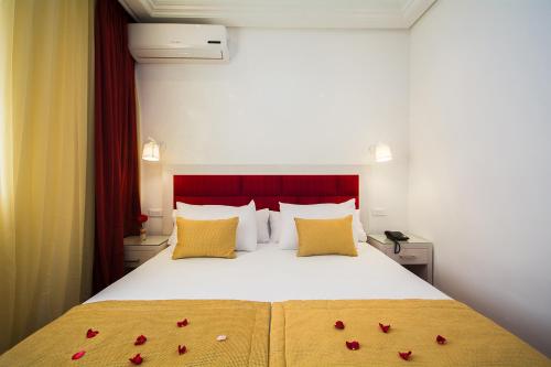 Giường trong phòng chung tại Hôtel Racine