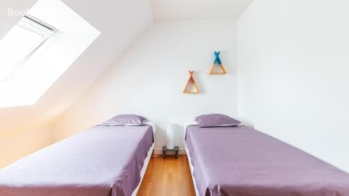 deux lits côte à côte dans une pièce dans l'établissement Échappée Belle, à La Celle-sous-Gouzon