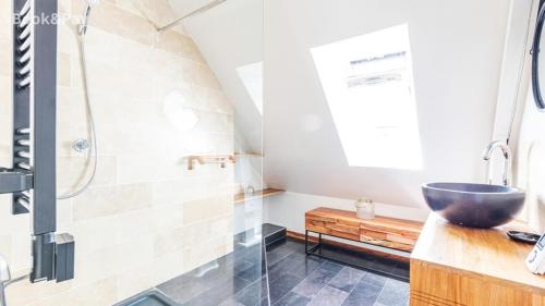 une salle de bain avec un lavabo et une douche dans l'établissement Échappée Belle, à La Celle-sous-Gouzon