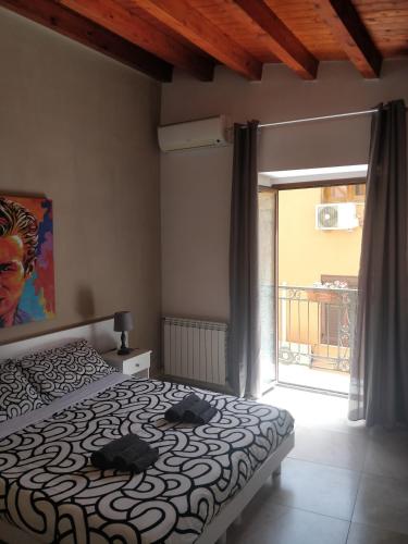 Postel nebo postele na pokoji v ubytování Kalos Rooms