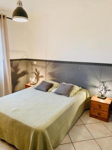 une chambre avec un grand lit avec deux oreillers dans l'établissement Cœur de maison, à Alès