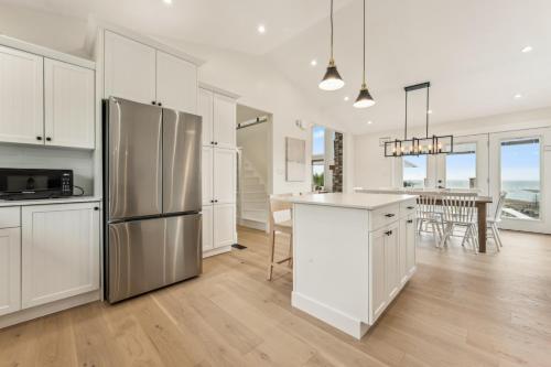 Kuchyň nebo kuchyňský kout v ubytování Driftwood Luxe Lakefront Retreat - Tobermory