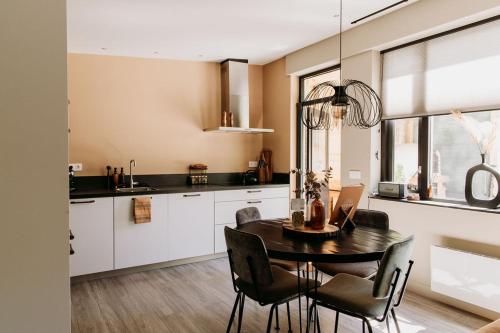 a kitchen and dining room with a table and chairs at Boshuisje Zunne in Zelhem
