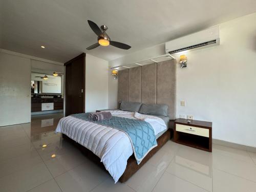 une chambre avec un lit et un ventilateur de plafond dans l'établissement Marvelous Villa- in the heart of Cancun Hotel Zone, à Cancún
