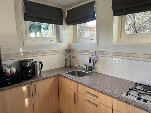 Dapur atau dapur kecil di Cozy Guesthouse 15 min Amsterdam Haarlem Zandvoort