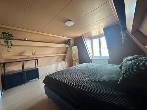 Katil atau katil-katil dalam bilik di Cozy Guesthouse 15 min Amsterdam Haarlem Zandvoort