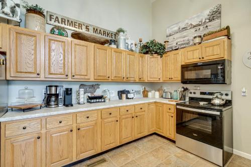 Η κουζίνα ή μικρή κουζίνα στο Near Lake Cumberland Monticello Home with Gazebo!