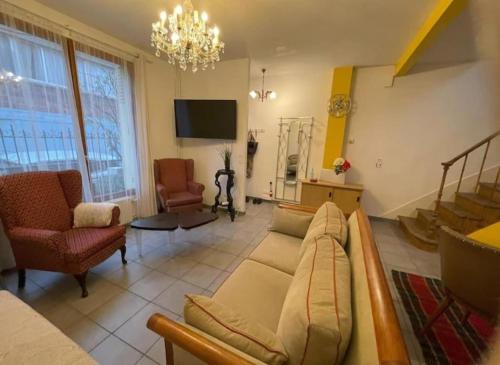 un salon avec un canapé et une télévision dans l'établissement Maison de charme 86m2 à Saint-Denis Pleyel, 4 chambres, terrasse, calme, proche Paris et Stade de France, à Saint-Denis