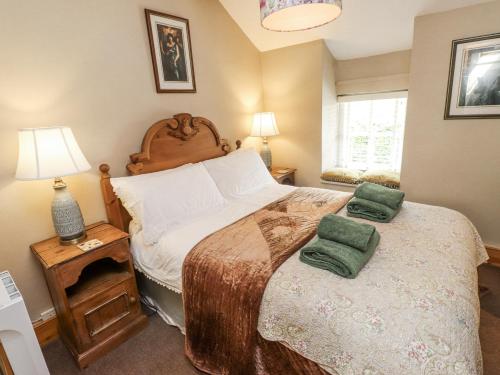 Postel nebo postele na pokoji v ubytování Copper Miners Cottage