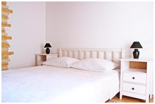 Una cama o camas en una habitación de Guest House Tragurion
