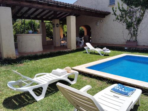 Bazén v ubytovaní Casa rural con encanto, 4 hab con 4 baños completos en suite, piscina y campo privado alebo v jeho blízkosti