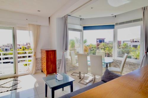 a living room with a couch and a table at Magnifique studio cosy et lumineux avec vue sur mer in Tamaris