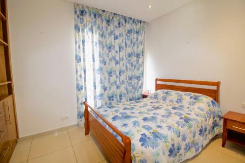a bedroom with a bed and a window with a curtain at Magnifique studio cosy et lumineux avec vue sur mer in Tamaris
