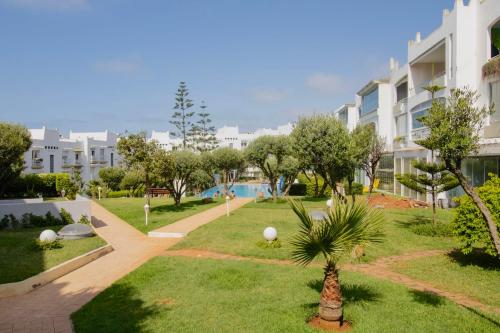 a view of a park with trees and buildings at Magnifique studio cosy et lumineux avec vue sur mer in Tamaris