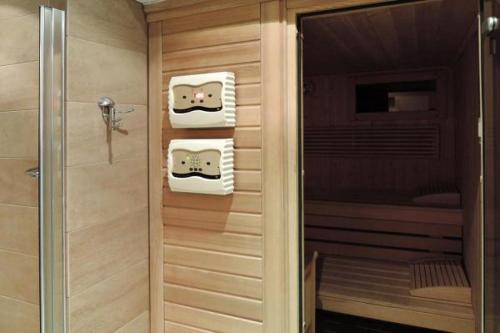 een badkamer met een douche en handdoeken aan de muur bij Apartament Przy Parku Wisełka in Wisełka
