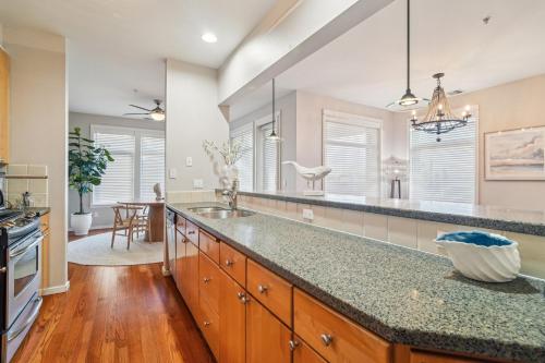 Η κουζίνα ή μικρή κουζίνα στο New Downtown 2 Beds, 2 Baths Waterfront Alaska 127