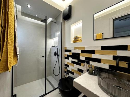 Her Luxury Apartment & Private Rooftop Spa