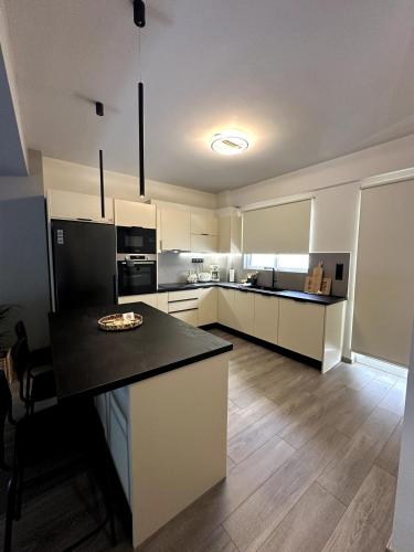 Her Luxury Apartment & Private Rooftop Spa