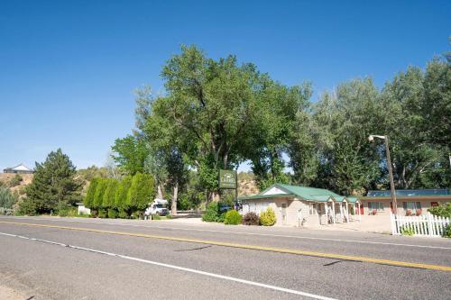 マウント・カーメルにあるThe Park Cabin at Mount Carmel Motel and RV Parkの建物と街灯のある空の道路
