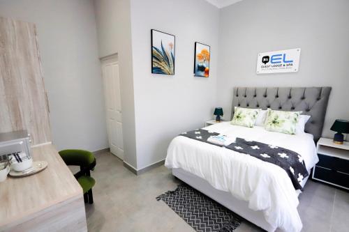 Ένα ή περισσότερα κρεβάτια σε δωμάτιο στο El Guest Lodge & Spa