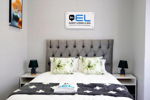 Ένα ή περισσότερα κρεβάτια σε δωμάτιο στο El Guest Lodge & Spa