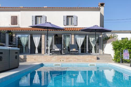 ラビンにあるVilla LULU with heated pool, sauna & hot tubのギャラリーの写真