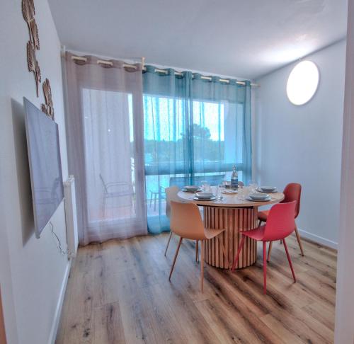 une salle à manger avec une table et quatre chaises dans l'établissement Suite T6 Rennes - Idéal Entreprises & Familles, à Rennes