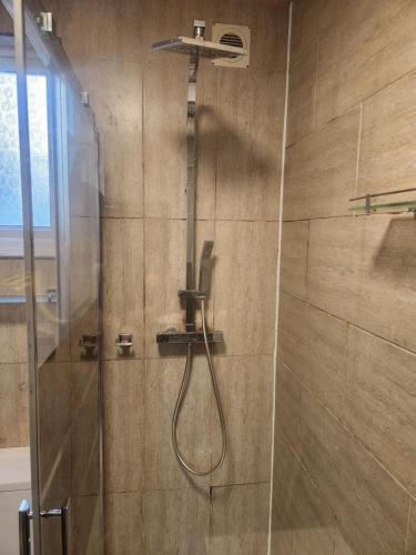 una ducha con cabezal de ducha en un baño en Place to stay Croydon, en Thornton Heath