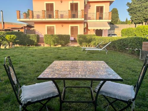 a table and chairs in the yard of a house at DonnaPeppina Siracusa in Plemmirio