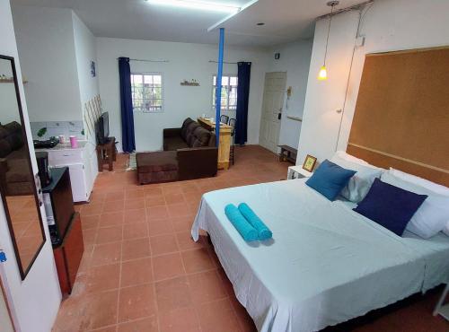 Ένα ή περισσότερα κρεβάτια σε δωμάτιο στο Coastal Paradise Estudio Cerca de Sunset Park y Playa