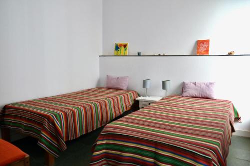 two beds sitting next to each other in a room at Tranquilidad y Naturaleza. Entre Volcanes y Mar in Presillas Bajas