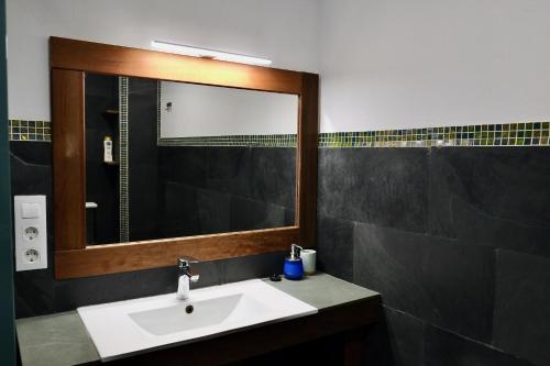 a bathroom with a sink and a mirror at Tranquilidad y Naturaleza. Entre Volcanes y Mar in Presillas Bajas