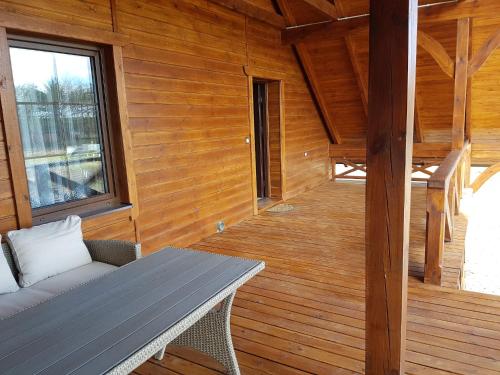 Gambar di galeri bagi Wooden Holiday Home in Skrzynia with Terrace di Osiek