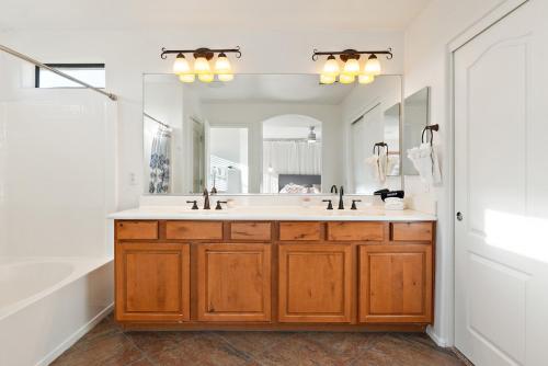 Φωτογραφία από το άλμπουμ του Serenity Splash Upscale Stay Pool Game Lounge σε Casa Grande