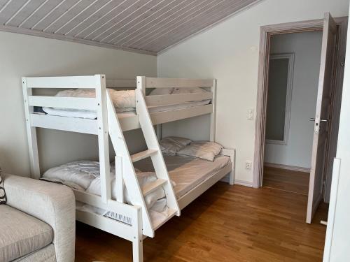 En eller flere senge i et værelse på Branäs med vedeldad badtunna