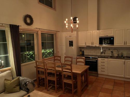 Køkken eller tekøkken på Branäs med vedeldad badtunna