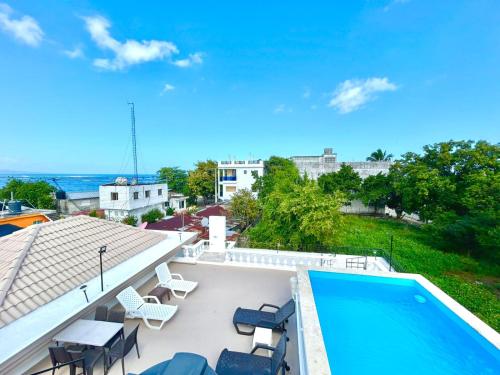 vue d'une piscine et de chaises sur un toit dans l'établissement Room 6, à Río San Juan