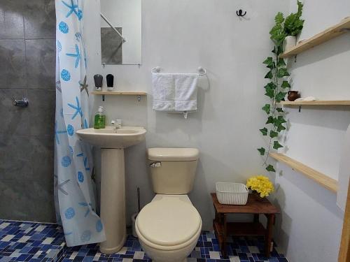 Ένα μπάνιο στο Coastal Paradise Estudio Cerca de Sunset Park y Playa