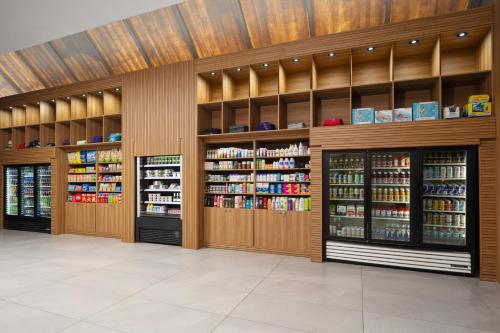 a grocery store aisle withuliculiculiculiculiculiculiculiculiculiculic at Holiday Inn Resort Kissimmee by the Parks by IHG in Orlando