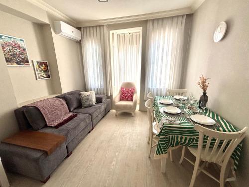 イスタンブールにあるPink House - Central Location by Seashore, Fiber Internetのソファとテーブルのあるリビングルーム