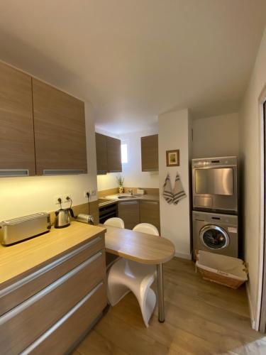 Il dispose d'une cuisine avec une table en bois et une cuisinière. dans l'établissement Au cœur de la Vieille Ville, à Ajaccio