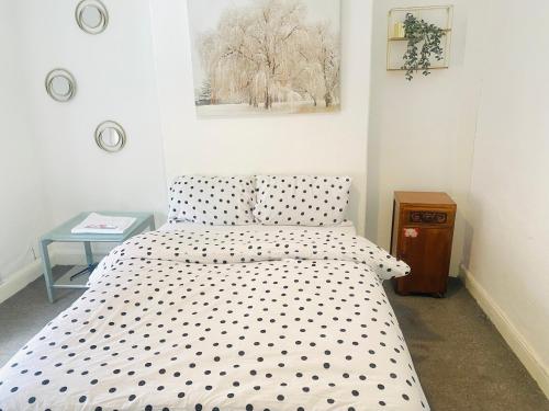 Ένα ή περισσότερα κρεβάτια σε δωμάτιο στο A nice private room in a shared house